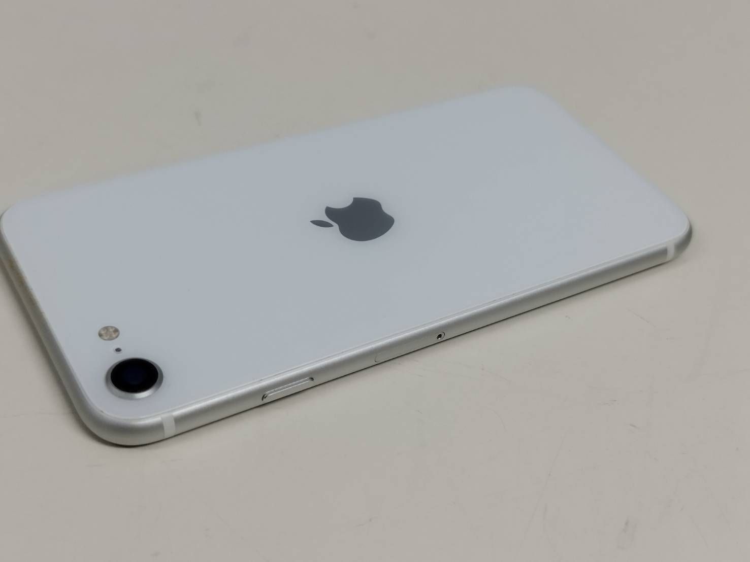【SIMフリー】iPhone SE 第2世代/A2296/64GB/ホワイト〈MHGQ3J/A〉