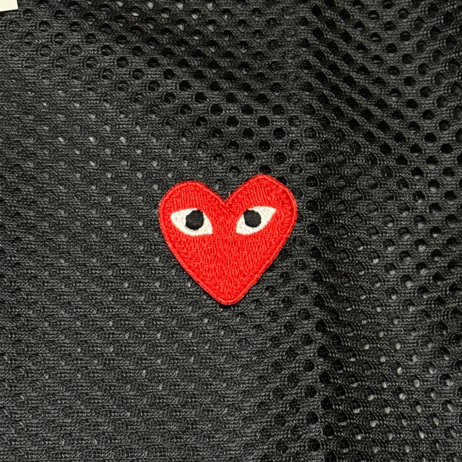 参考上代15180円 未使用 PLAY COMME des GARCONS RED EMBLEM MESH TEE エンブレムメッシュTシャツ カットソー プレイコムデギャルソン AX-T351-051 ブラック S （16468M）