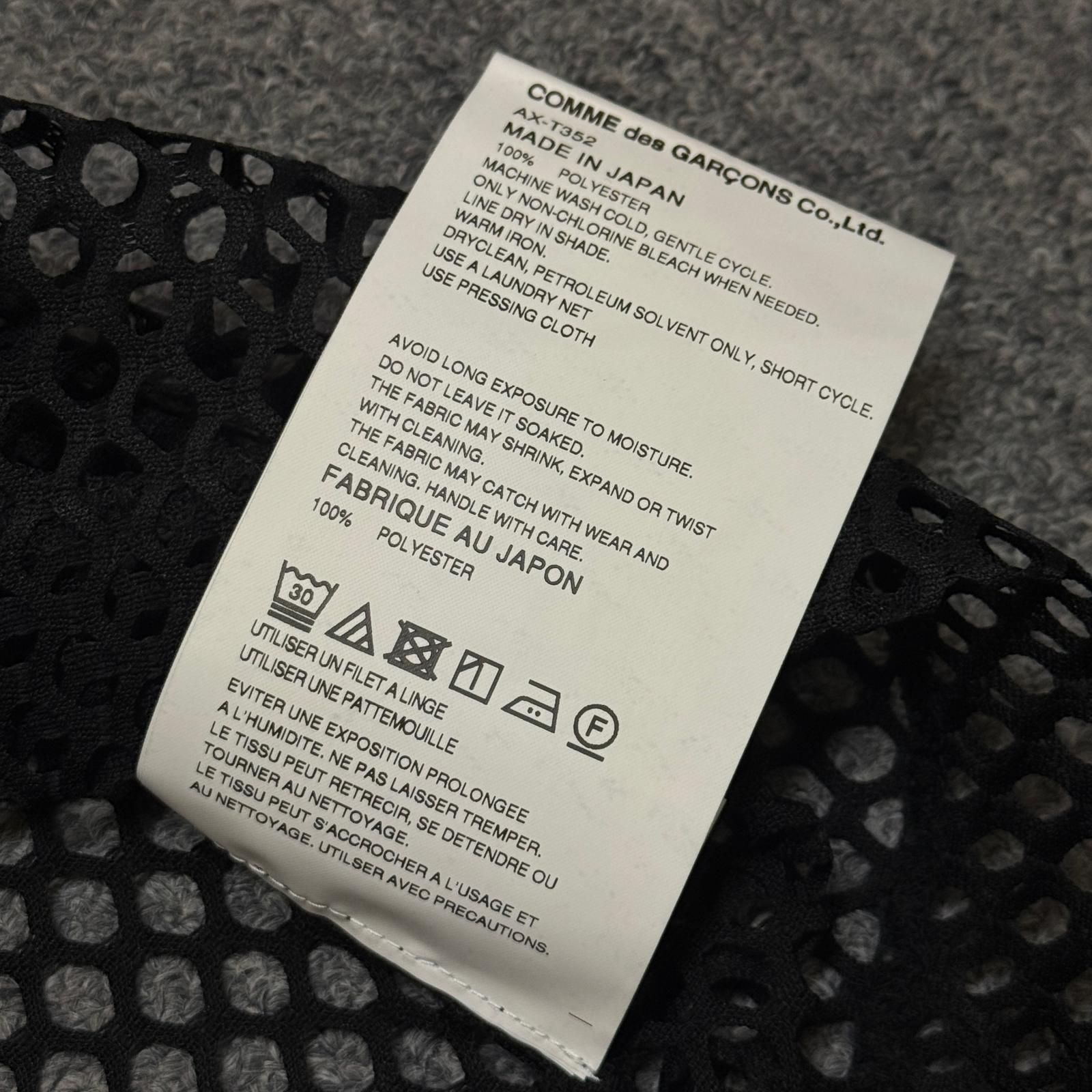 参考上代15180円 未使用 PLAY COMME des GARCONS RED EMBLEM MESH TEE エンブレムメッシュTシャツ カットソー プレイコムデギャルソン AX-T351-051 ブラック S （16468M）
