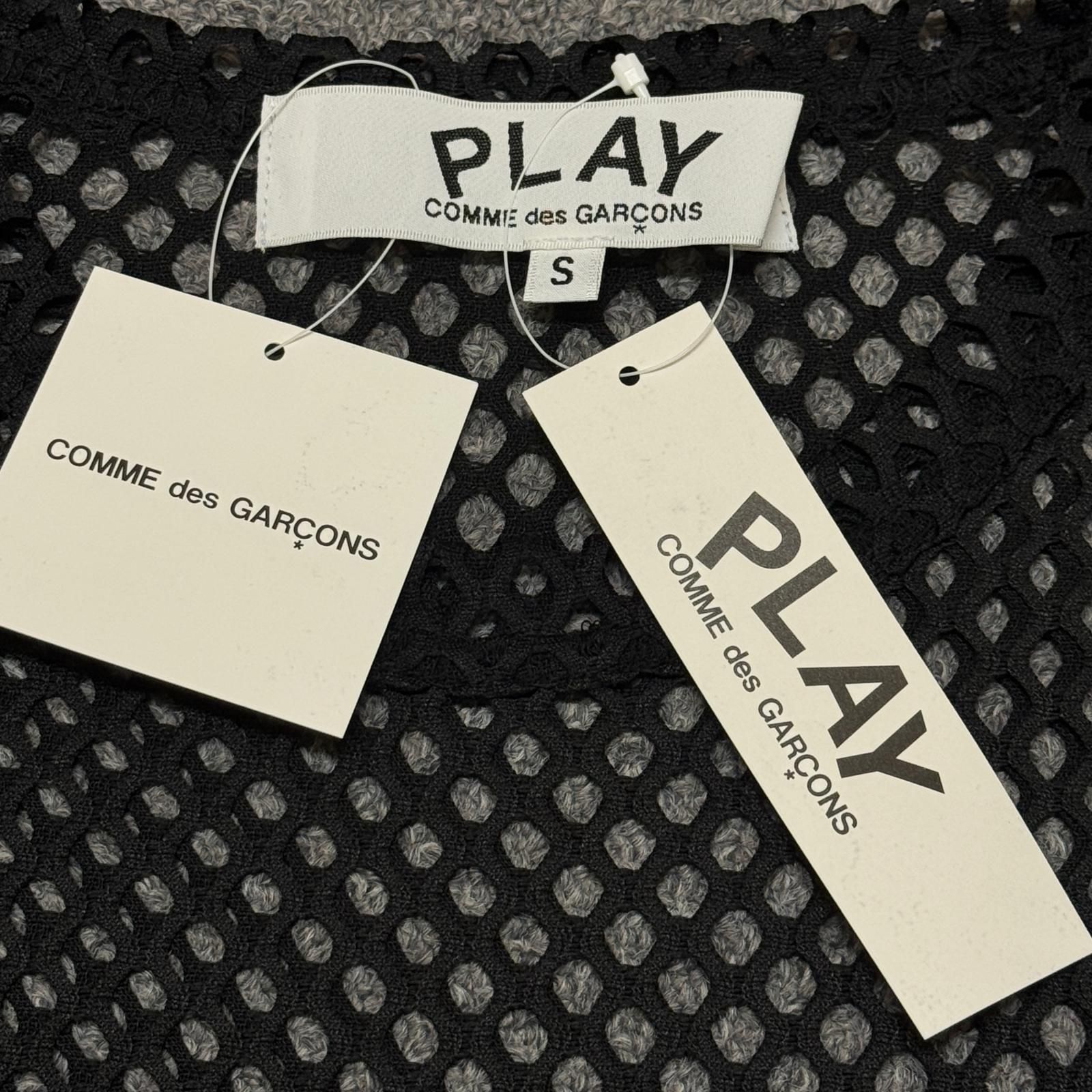 参考上代15180円 未使用 PLAY COMME des GARCONS RED EMBLEM MESH TEE エンブレムメッシュTシャツ カットソー プレイコムデギャルソン AX-T351-051 ブラック S （16468M）