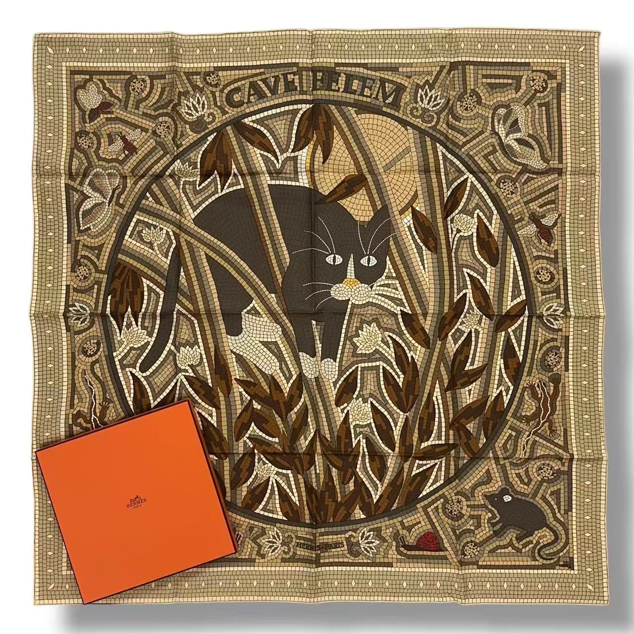 新品同様 HERMES エルメス カレ90 スカーフ シルク CAVE FELEM 猫に注意 ベージュ 箱付き