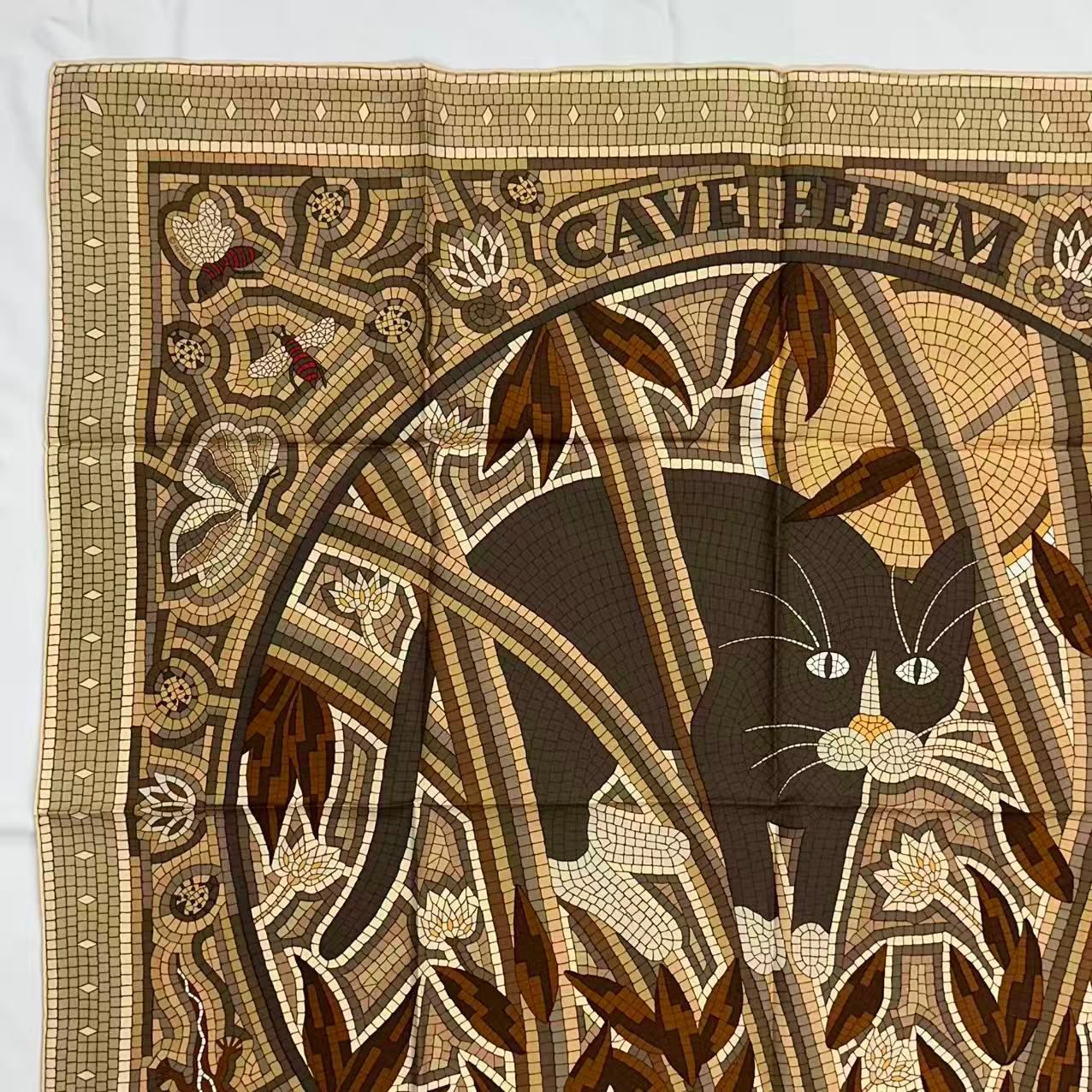 新品同様 HERMES エルメス カレ90 スカーフ シルク CAVE FELEM 猫に注意 ベージュ 箱付き 新品同様 HERMES エルメス カレ90 スカーフ シルク CAVE FELEM 猫に注意 ベージュ 箱付き