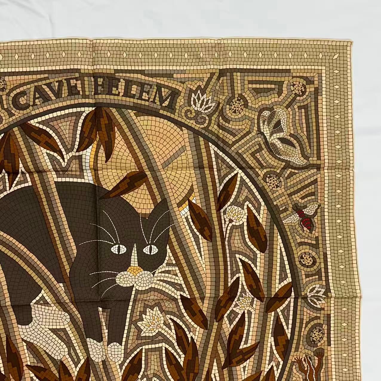 新品同様 HERMES エルメス カレ90 スカーフ シルク CAVE FELEM 猫に注意 ベージュ 箱付き 新品同様 HERMES エルメス カレ90 スカーフ シルク CAVE FELEM 猫に注意 ベージュ 箱付き