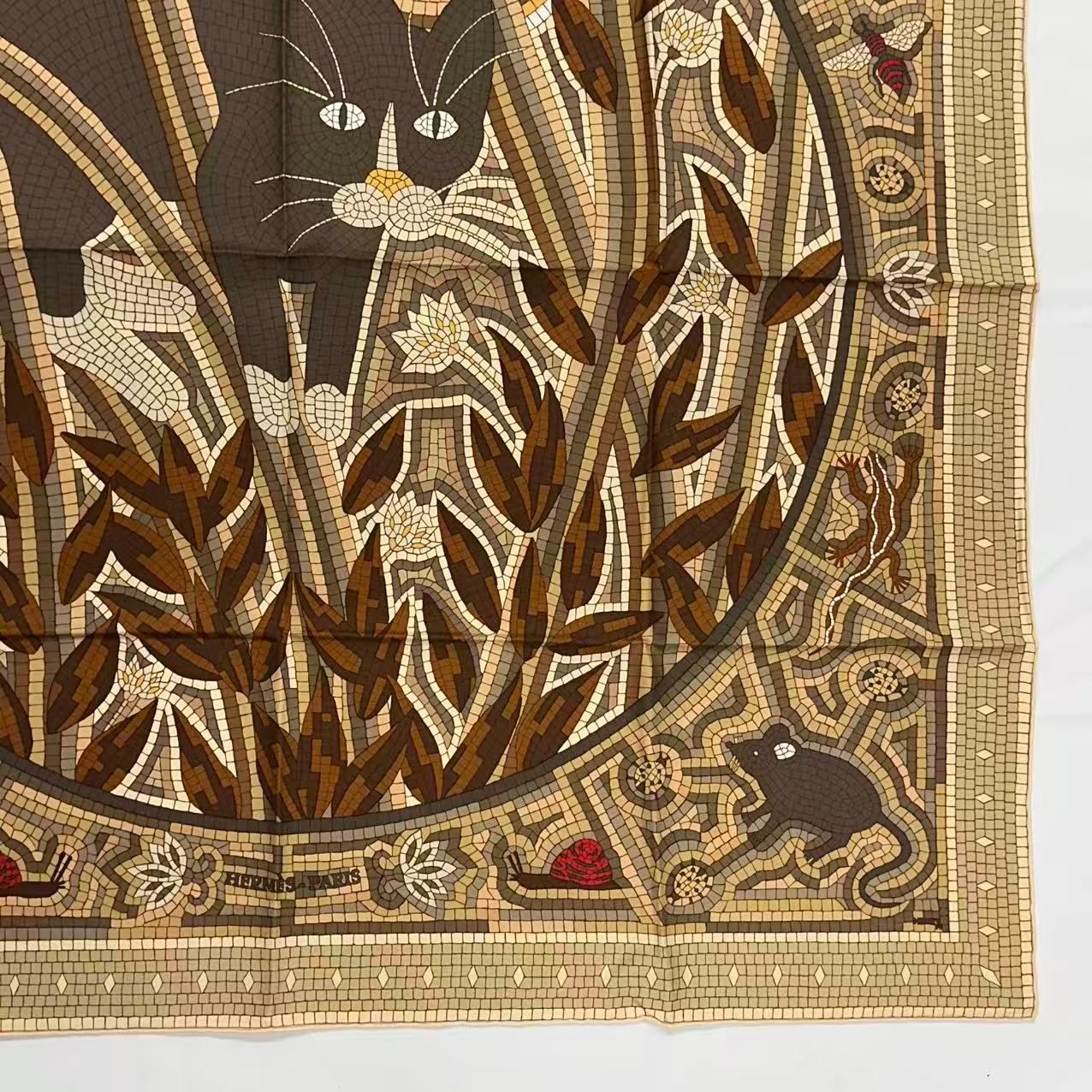 新品同様 HERMES エルメス カレ90 スカーフ シルク CAVE FELEM 猫に注意 ベージュ 箱付き 新品同様 HERMES エルメス カレ90 スカーフ シルク CAVE FELEM 猫に注意 ベージュ 箱付き
