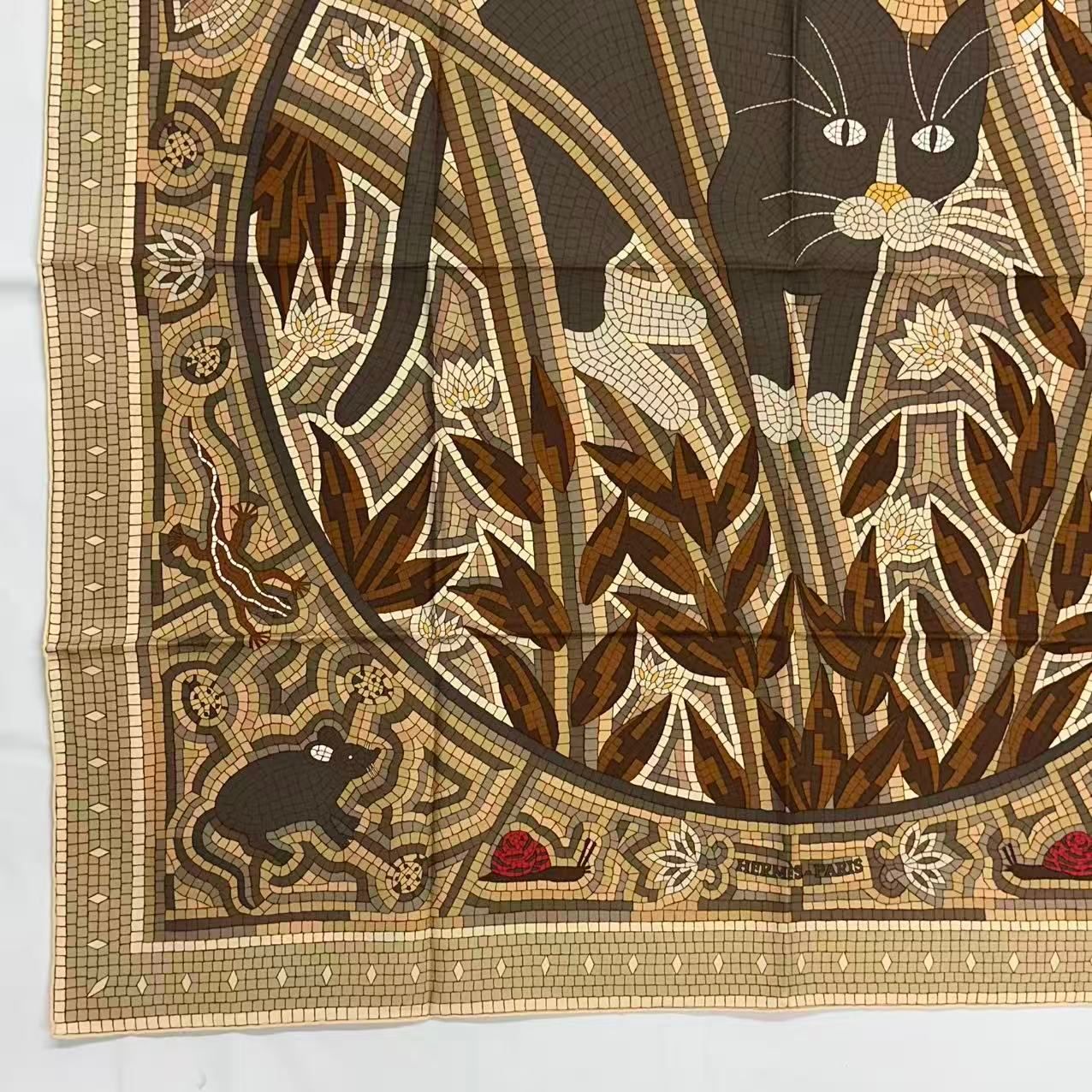新品同様 HERMES エルメス カレ90 スカーフ シルク CAVE FELEM 猫に注意 ベージュ 箱付き 新品同様 HERMES エルメス カレ90 スカーフ シルク CAVE FELEM 猫に注意 ベージュ 箱付き