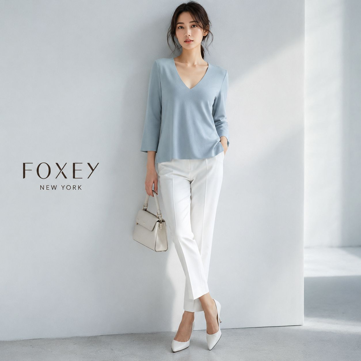 【目立った傷や汚れなし 洗えるお袖ありトップス】FOXEY NEW YORK/フォクシーニューヨーク40 「【実寸S～細身Mサイズ相当】」ソフィーブルー トップス Vネックセーター セインボーデ ロゴプレート付 オフィスカジュアル 通勤コーデ