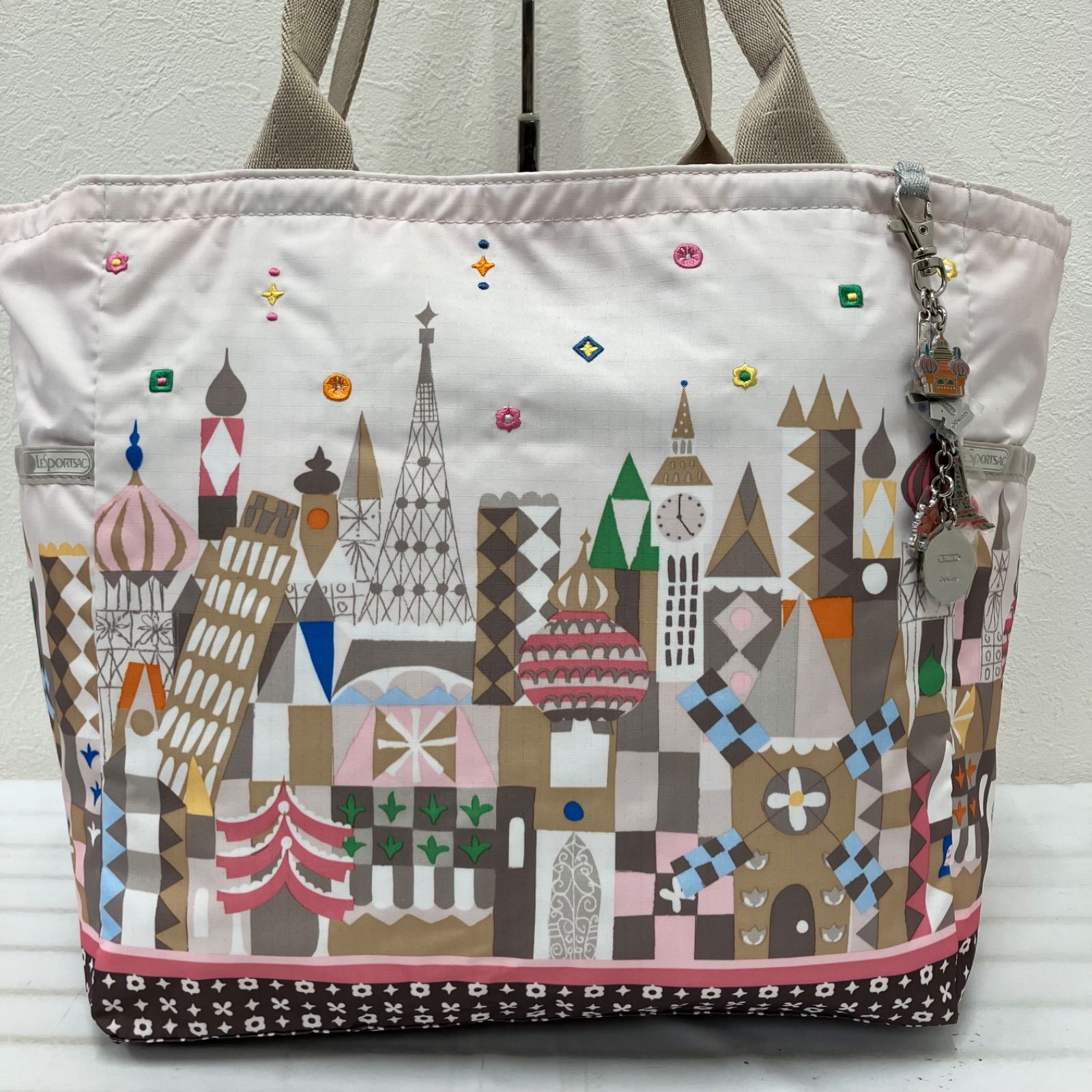4513【美品】 LeSportsac　レスポートサック　トートバッグ　 ディズニーコラボ　イッツアスモールワールド　 SEE THE WORLD TOTE　チャーム付き　ピンク系　 刺繍　ナイロン　軽量　タグ付き　レディース