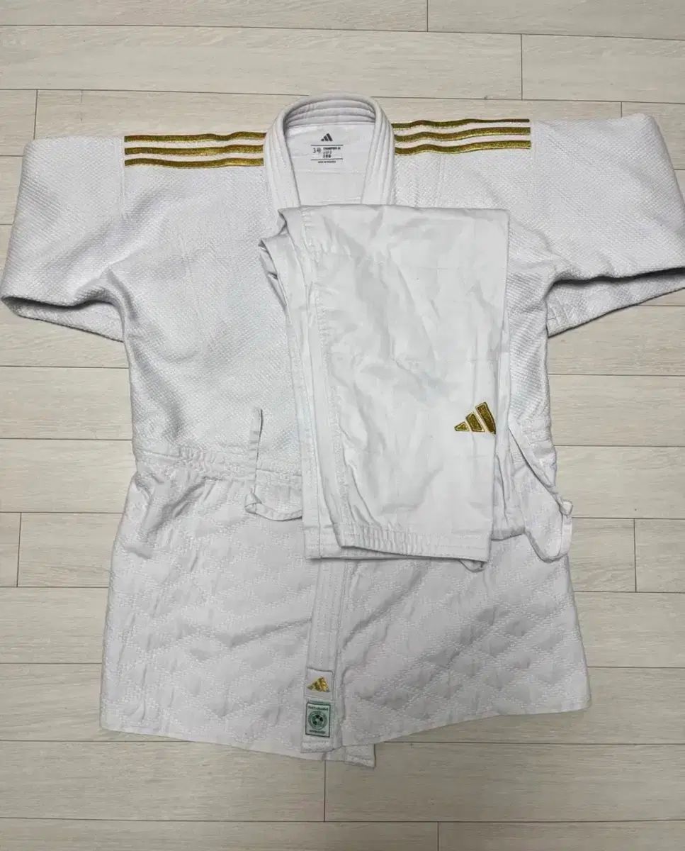 ゴールド adidas アディダス 柔道着 傷なし とても 良好
