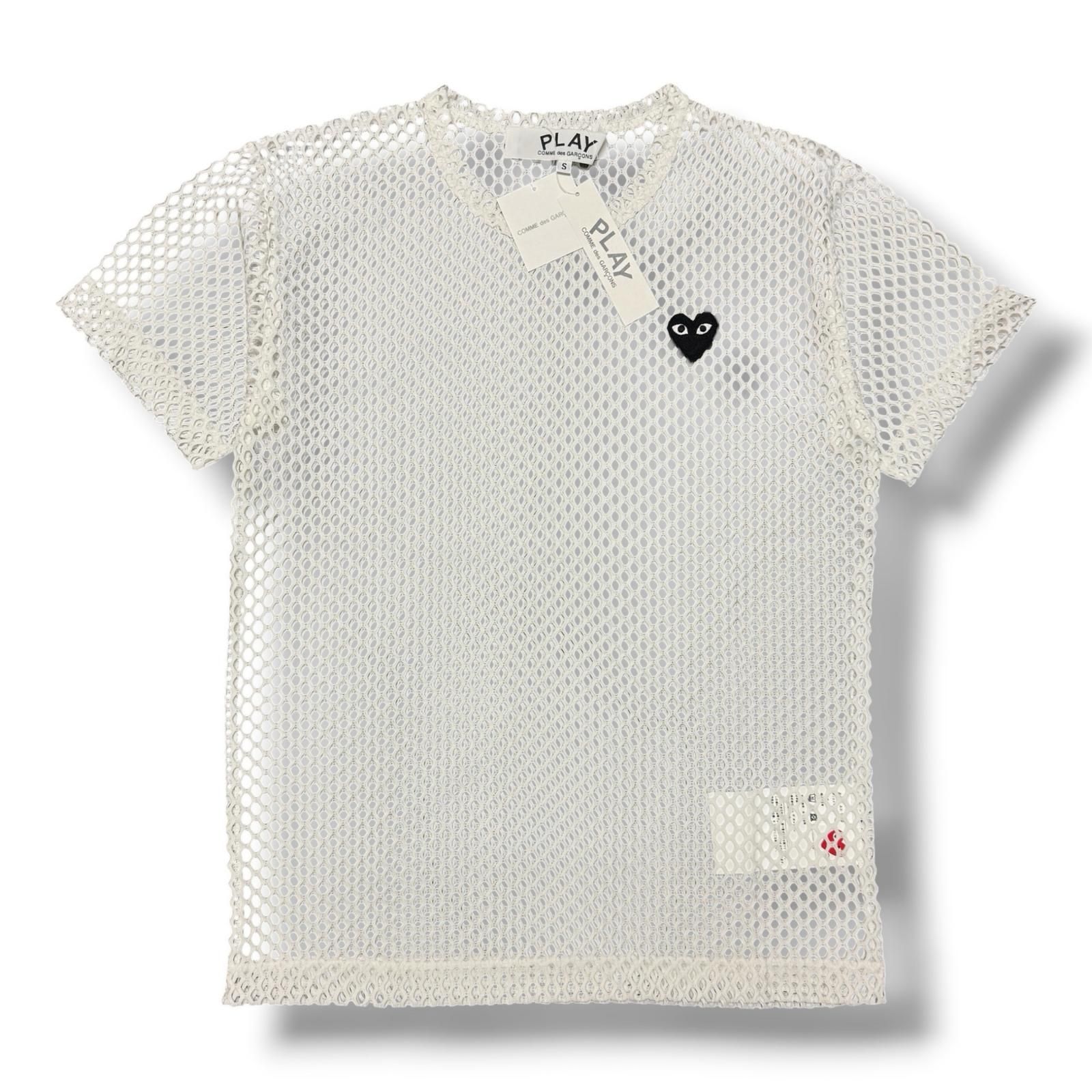 参考上代14740円 未使用 PLAY COMME des GARCONS BLACK EMBLEM MESH TEE エンブレムメッシュTシャツ カットソー プレイコムデギャルソン AX-T352-051 ホワイト S （16464M）