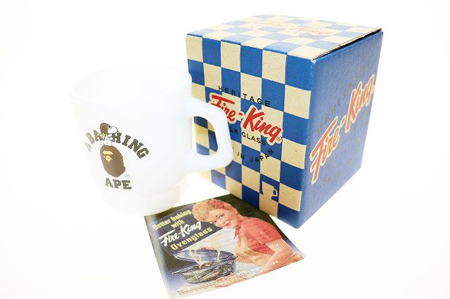 アベイシングエイプ A BATHING APE PEANUTS SNOOPY Fire-King 2014 トリプルコラボ マグカップ 白 スタッキングマグ ミルクガラス エイプヘッド スヌーピー ファイヤーキング 日本製 【中古】▲■260608