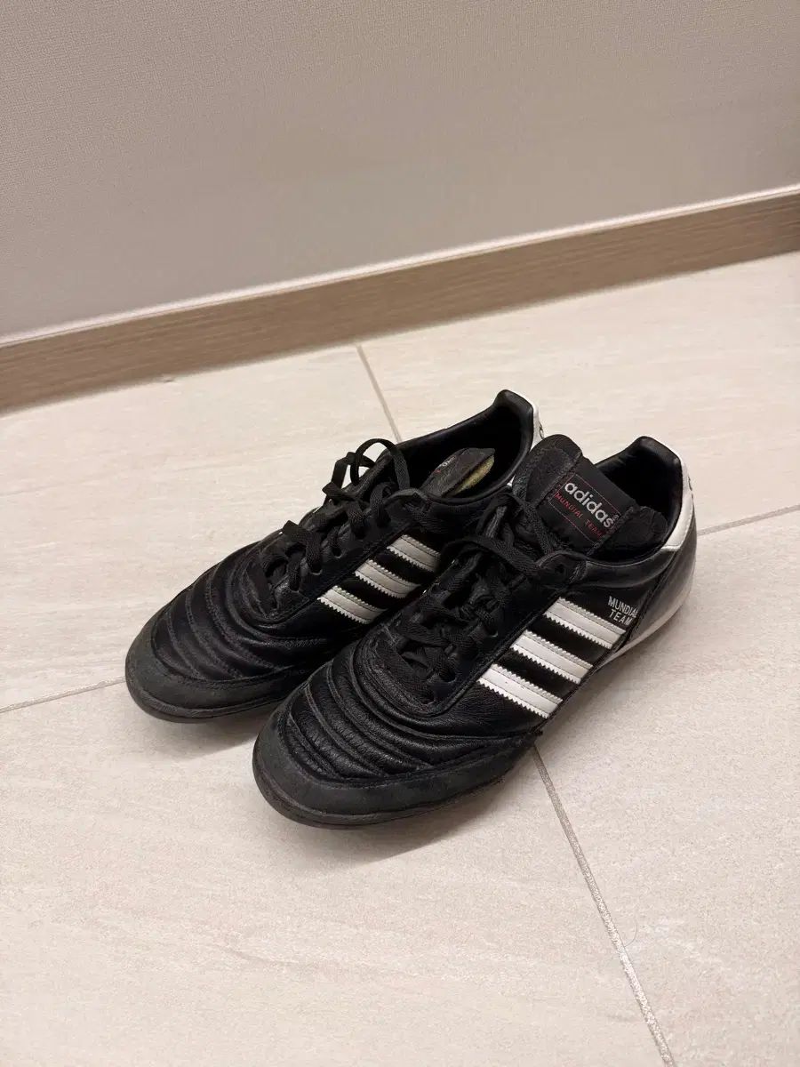 サッカー・フットサル adidas Mundial Team ブラックシューズ 260