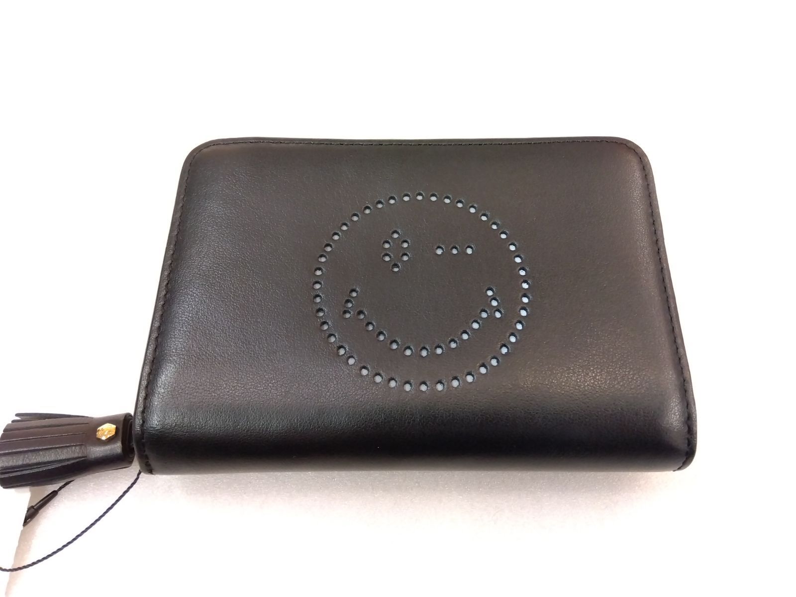 M17　アニヤハインドマーチ　Anya Hindmarch　スマイルパンチング　ウィンク　状態良好　しっとりレザーが手に馴染む二つ折り財布　ブラック　フリンジチャーム　コンパクトサイズ