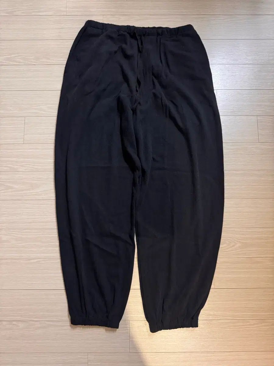 コモリ 24ss シルクネップ ドローストリング ファンツ