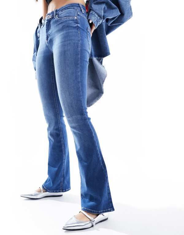 オンリー レディース ボトムス デニムパンツ デニム ジーンズ ONLY flare jeans in mid blue denim Medium blue denim デニム