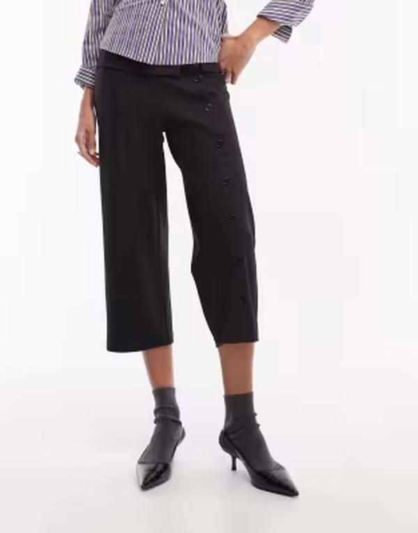 モーテル レディース ボトムス カジュアルパンツ キャップ Motel Wamari tailored button detailing capri pants Black ブラック