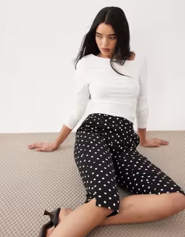 エイソス レディース トップス シャツ アシンメトリー ASOS DESIGN slinky long sleeve asymmetric slash neck top with side ruching in cream クリーム