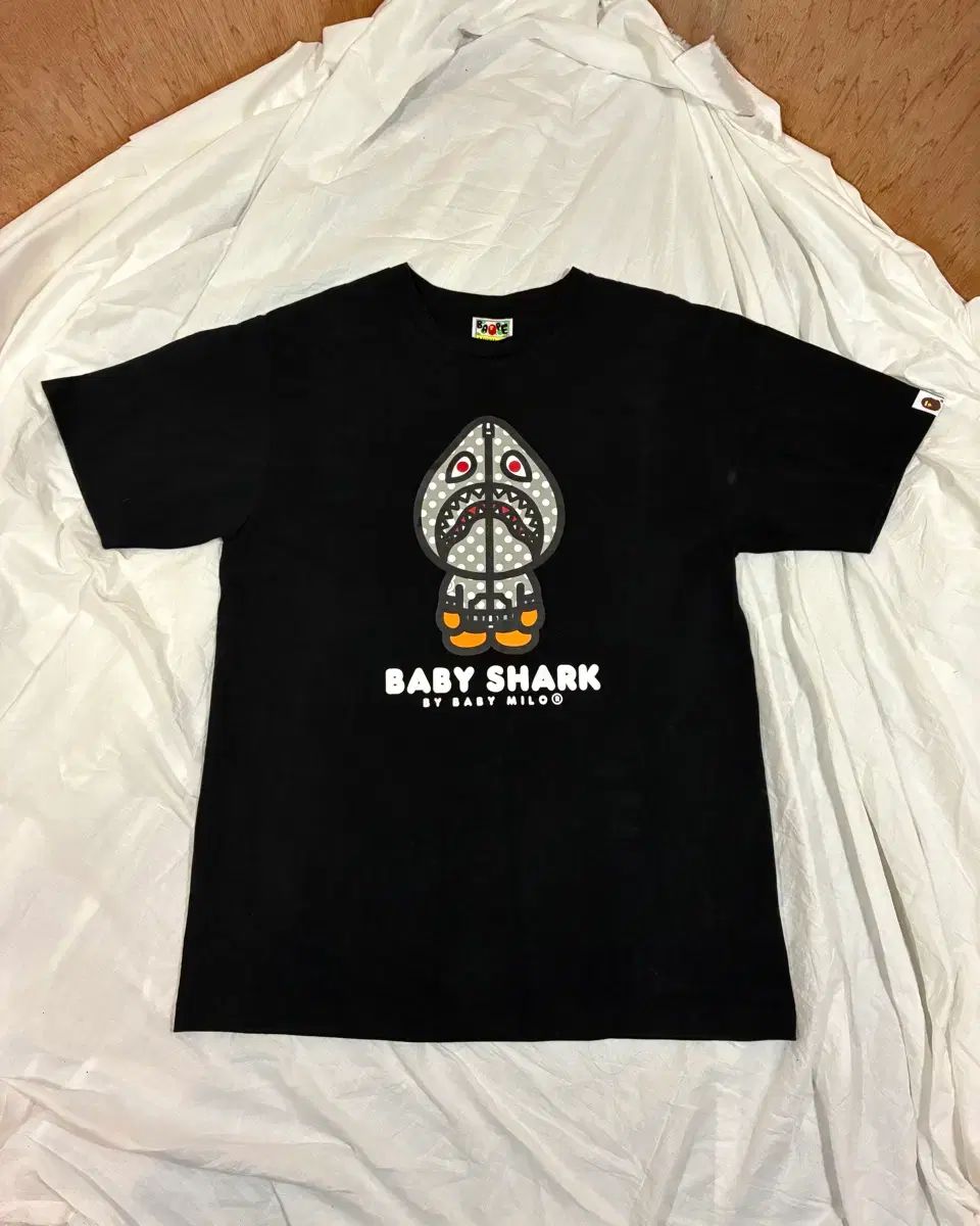 A BATHING APE アベイシングエイプ ベイビー シャーク バイ ベイビー マイロ Tシャツ