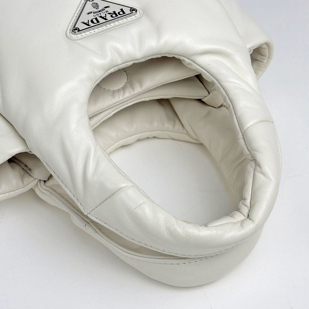 プラダ PRADA ロゴプレート ハンドバッグ 2WAY ショルダーバッグ パデッド レザー ホワイト 1BA359 レディース 【中古】 プラダ PRADA ロゴプレート ハンドバッグ 2WAY ショルダーバッグ パデッド レザー ホワイト 1BA359 レディース 【中古】