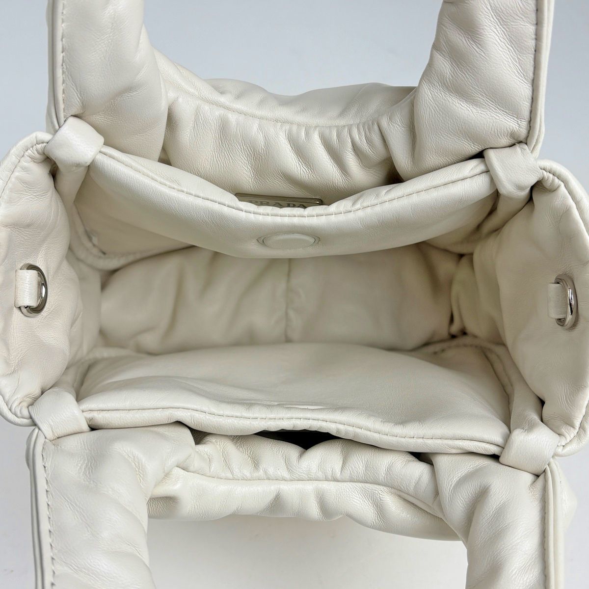 プラダ PRADA ロゴプレート ハンドバッグ 2WAY ショルダーバッグ パデッド レザー ホワイト 1BA359 レディース 【中古】 プラダ PRADA ロゴプレート ハンドバッグ 2WAY ショルダーバッグ パデッド レザー ホワイト 1BA359 レディース 【中古】
