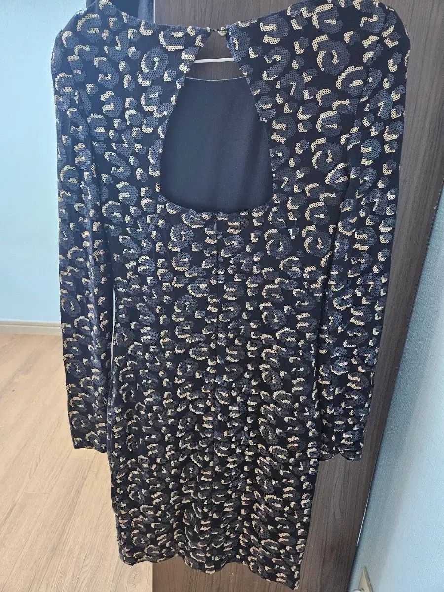 正規品/55 JESSI NEWYORK ジェシーニューヨーク ブラックゴールド スパンコール バックレス 反転 ONE PIECE (着用せず)