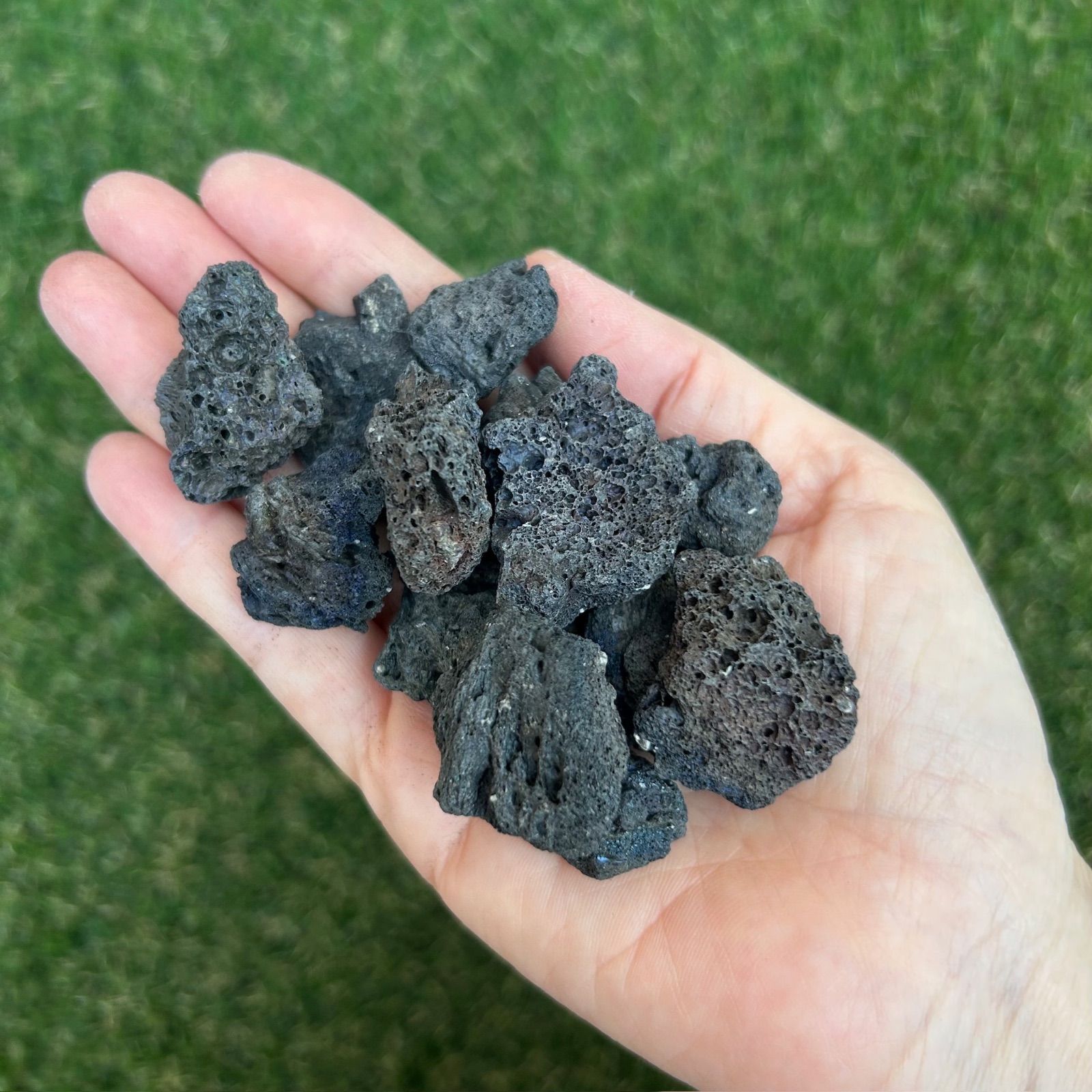 溶岩石 赤黒MIX 15-30mm 観葉植物 多肉植物 化粧石 溶岩砂利