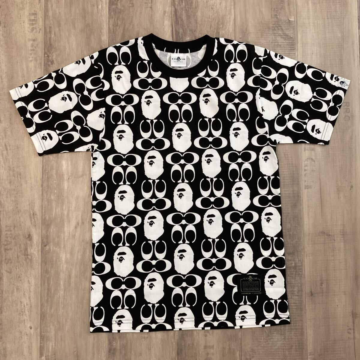 ★新品★ COACH × BAPE Tシャツ Sサイズ ブラック a bathing ape エイプ ベイプ アベイシングエイプ コーチ シグネチャー y726