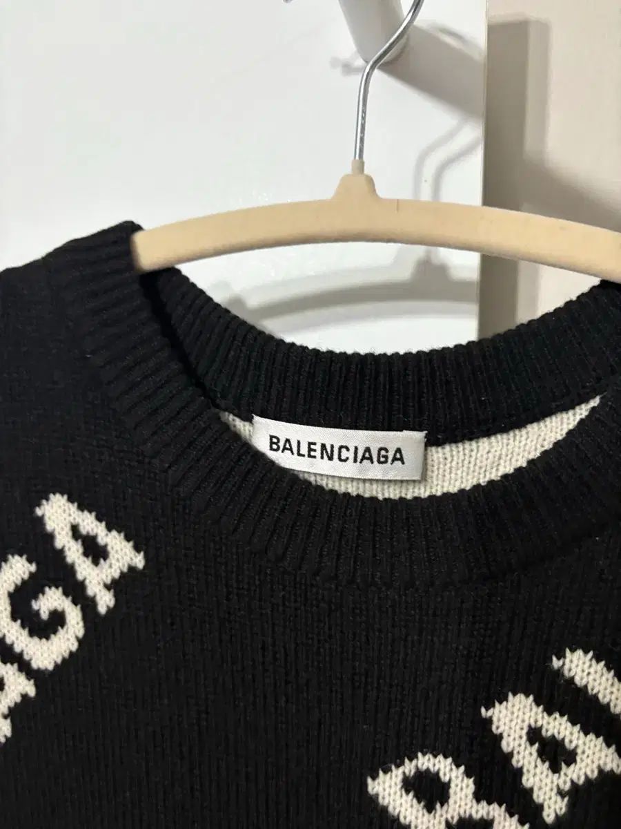 バレンシアガ オールオーバー マルチロゴ ニット BALENCIAGA
