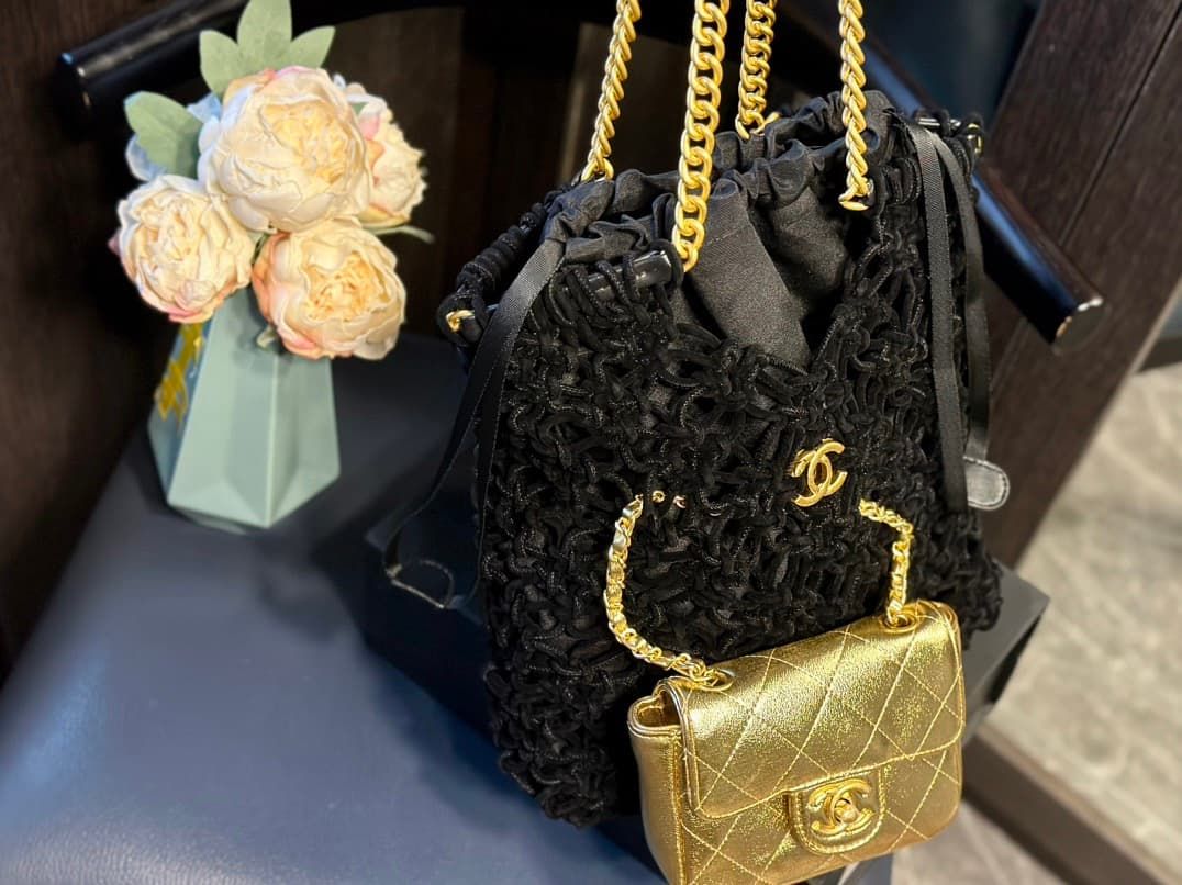 CHANELシャネルのブラック編み込みビーチバッグ