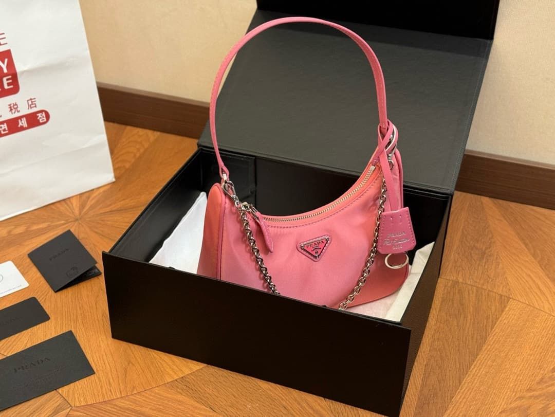 PRADAプラダのとてもスタイリッシュな女性用ショルダーバッグ PRADAプラダのとてもスタイリッシュな女性用ショルダーバッグ