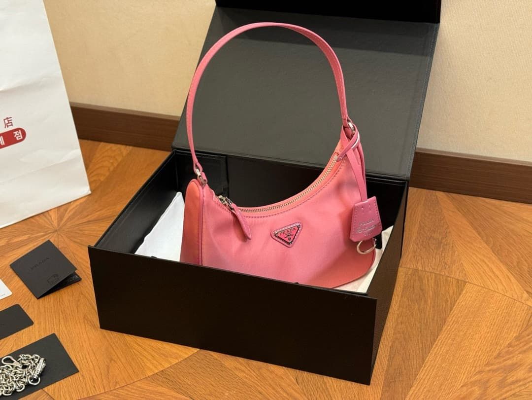 PRADAプラダのとてもスタイリッシュな女性用ショルダーバッグ 13,320円