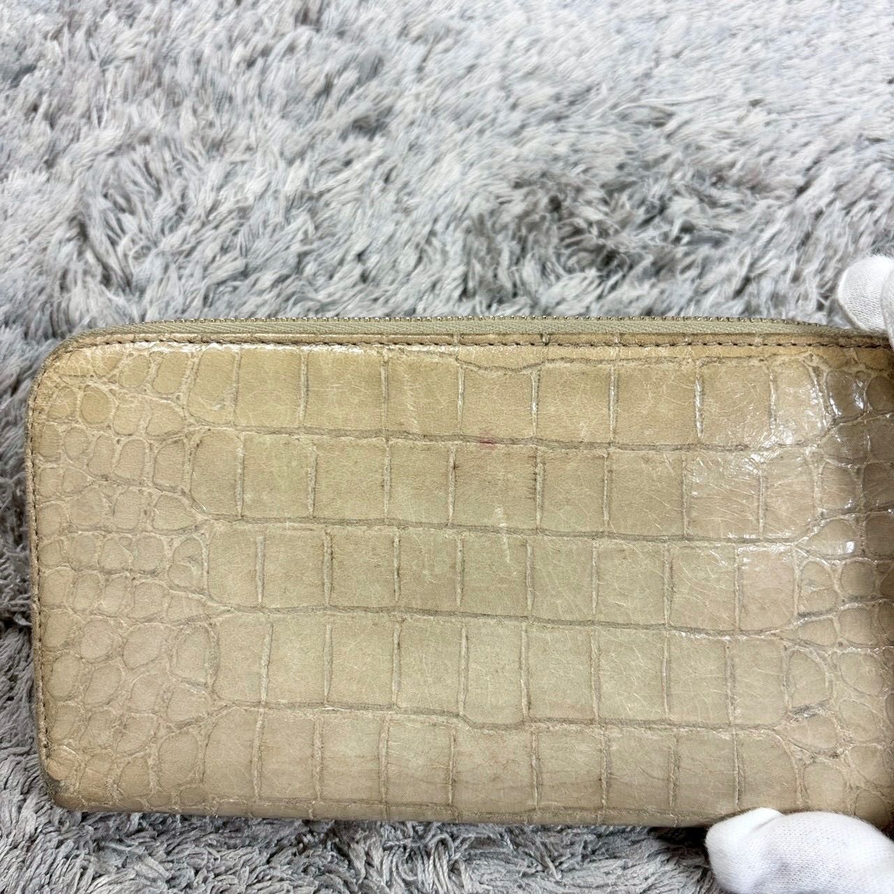 MIU MIU ミュウミュウ 長財布 型押し レザー ラウンドファスナー