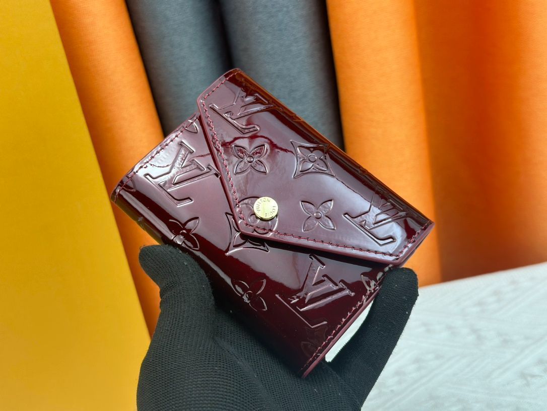 LVルイ・ヴィトン/財布/エナメルMonogram Unplantレザー、“Portefeuille Victorine”。コンパクトだがコインや紙幣ポケット、6つのカードスロットなど実用的な機能を持つエンベロープ型財布。[本日特価|新品未使用品]