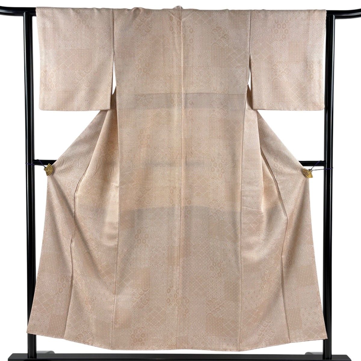 小紋 身丈152.5cm 裄丈62.5cm S 袷 紬地 有職文様 亀甲 ピンクベージュ 正絹 名品 【中古】