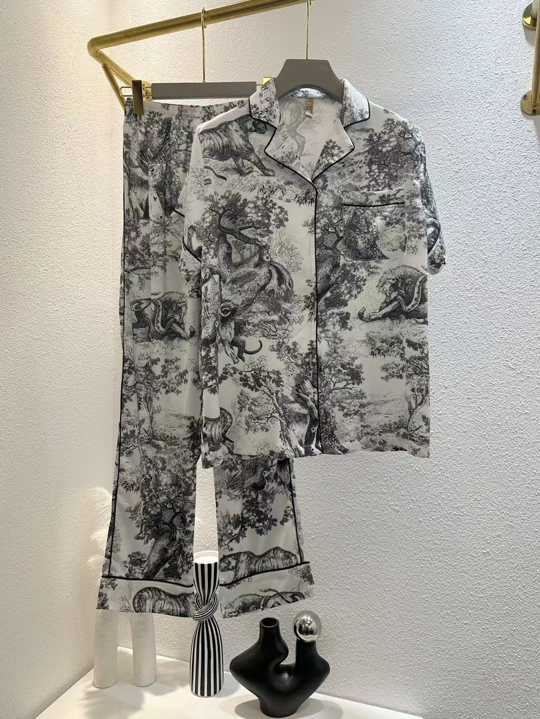 これは DIOR（ディオール）の女性用パジャマで、家居服としても最適な逸品です。原単品質を誇り、人気のネット紅人と同じスタイルの 2 ピースセットです。長袖と長パンツの組み合わせで、快適な着用感を提供します。