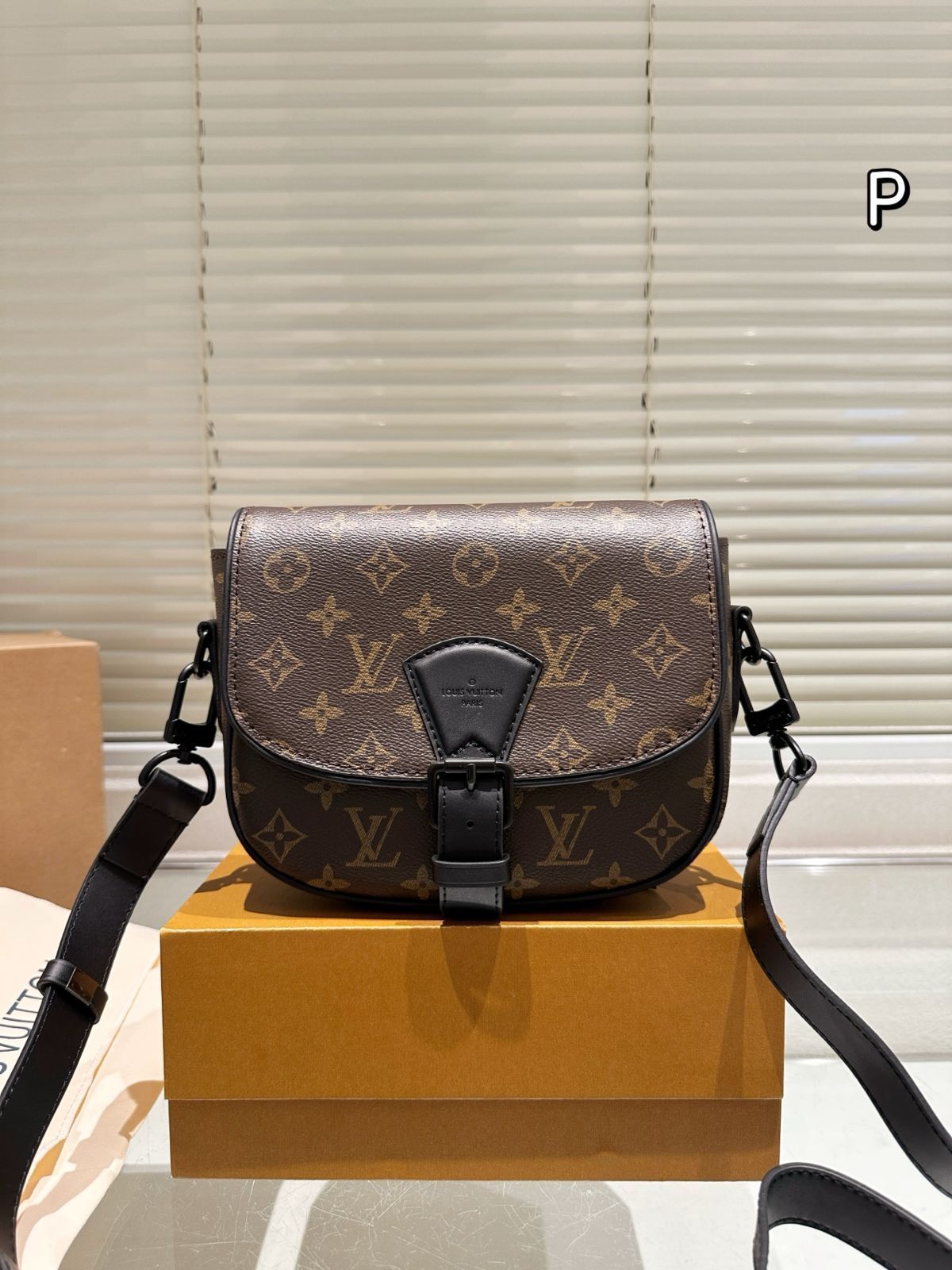【今日特価】LV ディストリクト PM モノグラムショルダーバッグ（Louis Vuitton District PM Monogram Shoulder Bag）