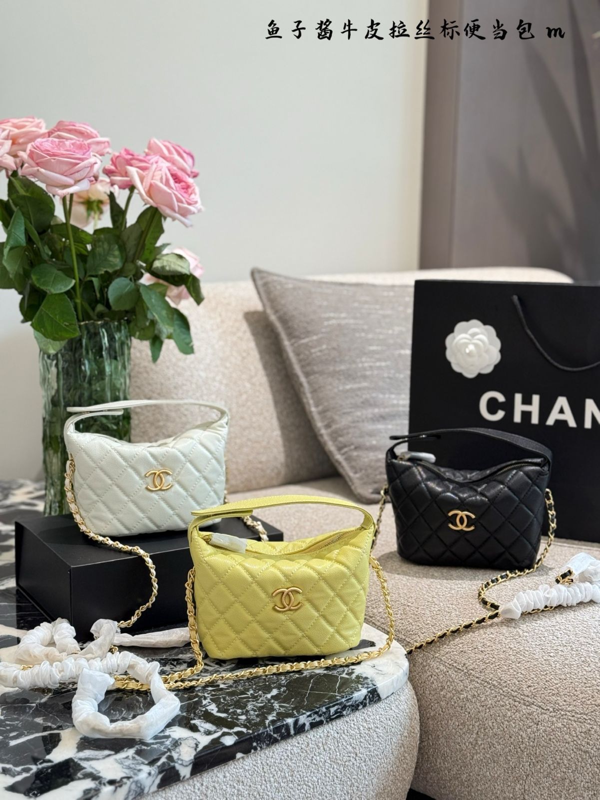 【今日特価】Chanel 25p ラストゴールドロゴ ランチボックスバッグ（Chanel 25p Gold - Laminated Logo Lunch Box Bag）