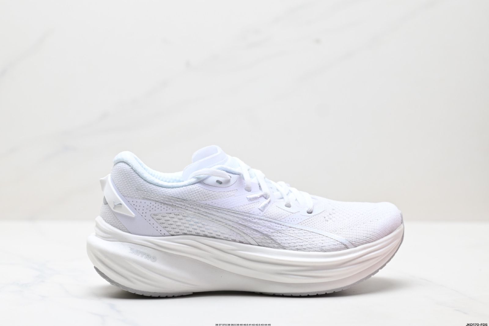Puma / プーマ Deviate NITRO 3 快適な滑り止め・耐磨耗性のあるロートップ レジャーランニングシューズ 10,800円