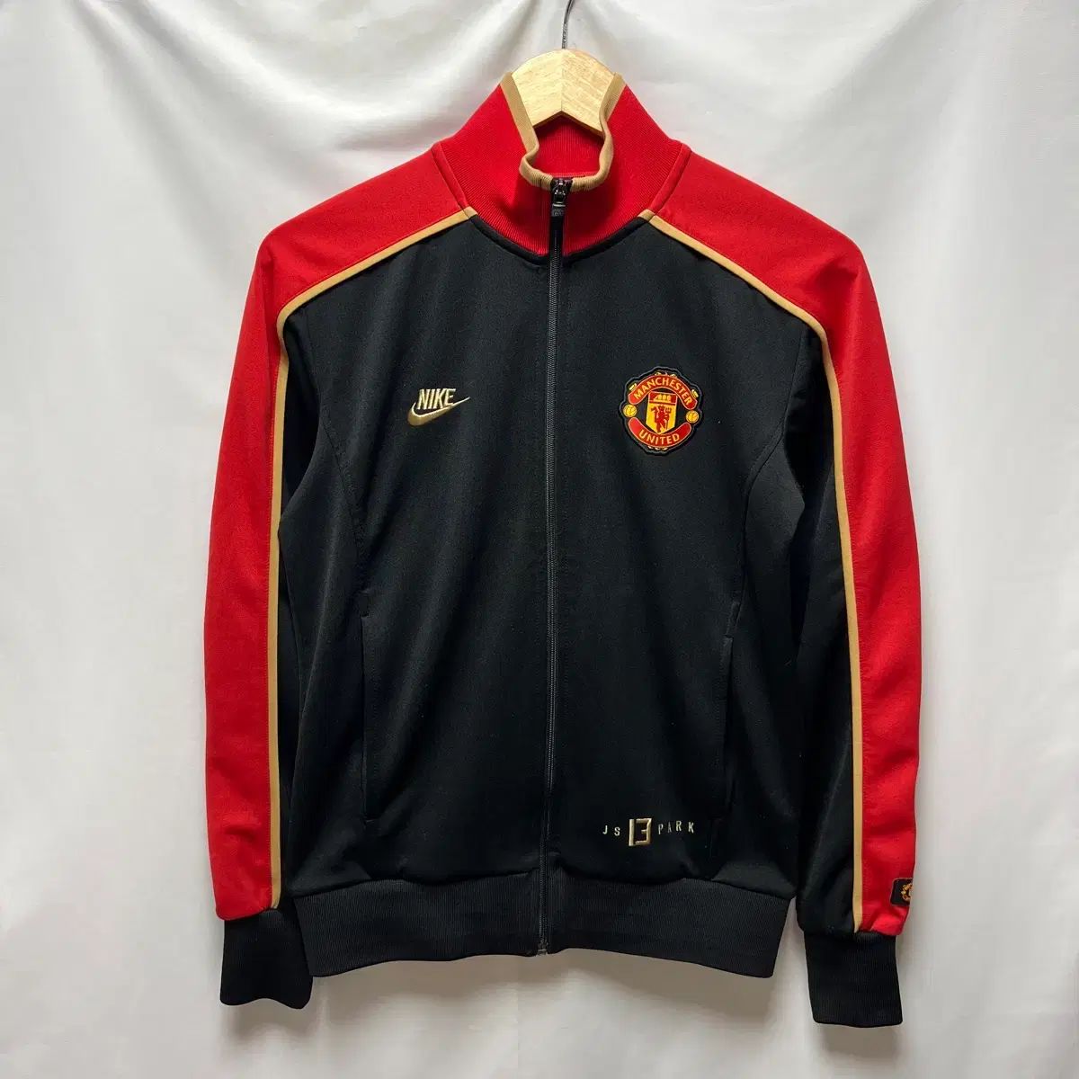 正規品/S NIKE マンチェスター・ユナイテッドFC(マンチェスター・ユナイテッドFC) オールドスクール パク・チソン(JISUNG) ブラックレッド トラックジャージ/ジャージ