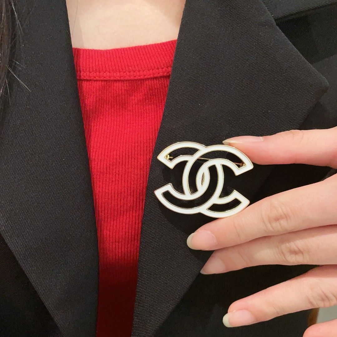 【今日特価】CHANEL 最新モデル ブローチ 女性向け マルチウェア ファッションアクセサリー