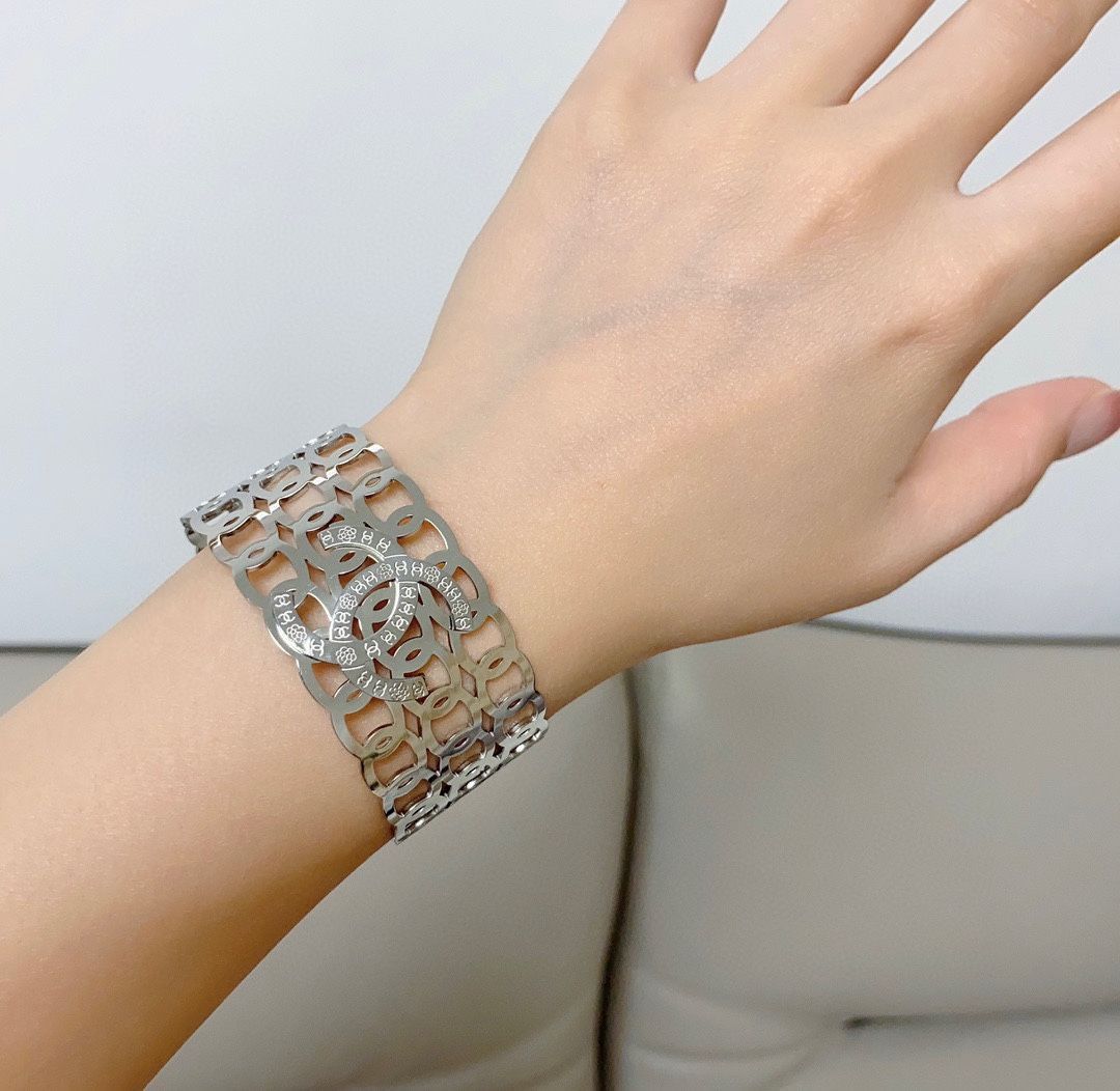 【今日特価】CHANEL シャネル 新モデル ダブル C 透かし編み幅広ブレスレット 超ヘビーデザインでブリングブリン 送料無料！在庫限定セール価格！
