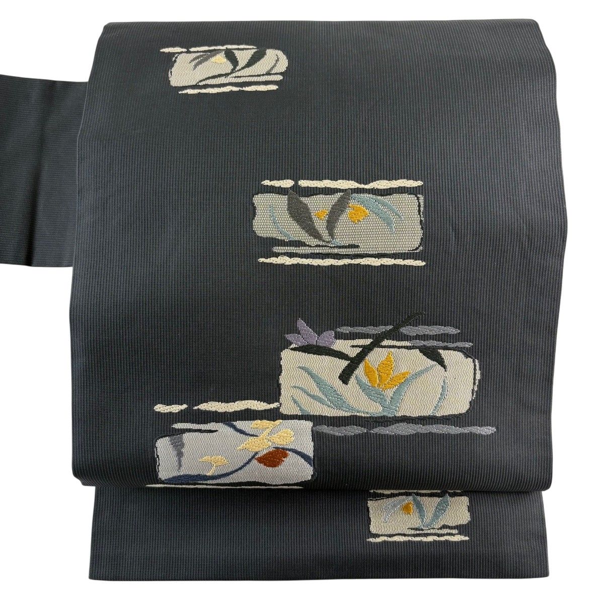 名古屋帯 秀品 草花 幾何学模様 唐織 黒灰 正絹 【中古】