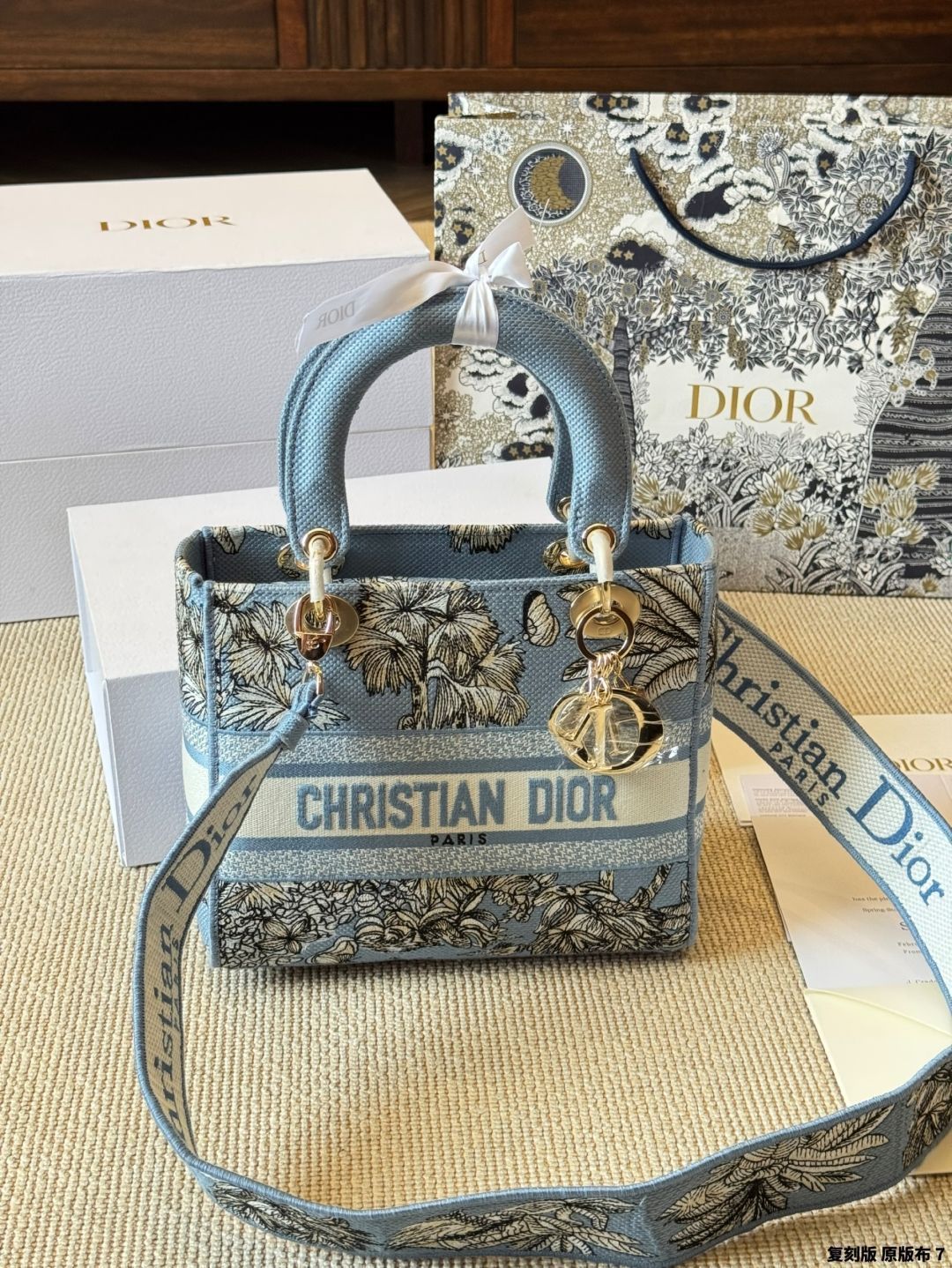 【今日特価】Dior Lady D-Lite 刺繍バッグ スターズ同款 24cm 斜め掛けストラップ付き