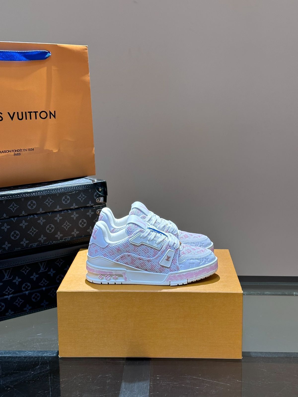 Louis Vuitton trainer 女性のカジュアルスポーツシューズ｜本日限定特価｜新品未使用
