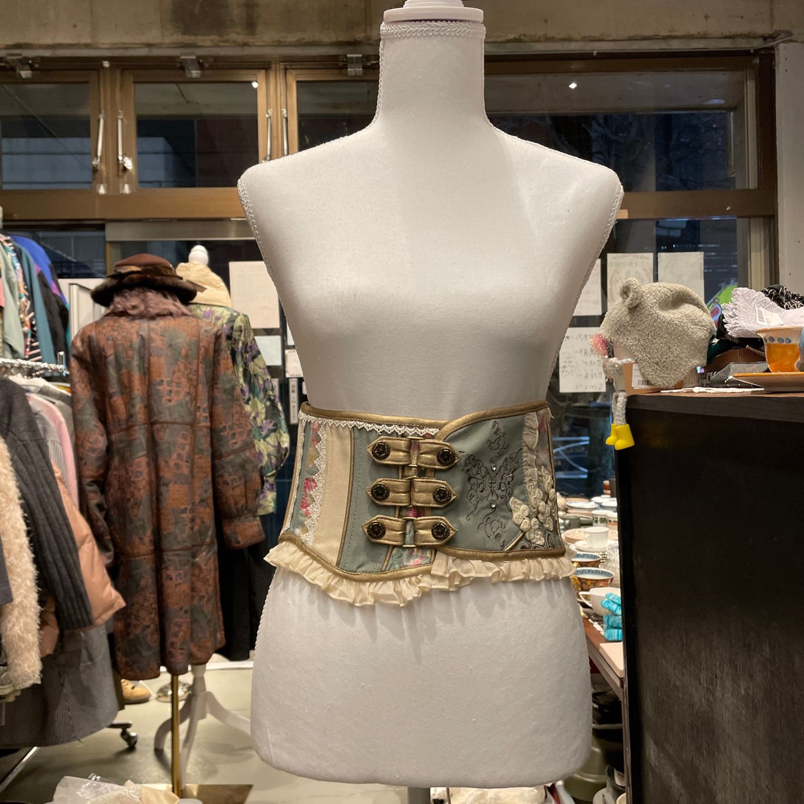 【東あずま店　併売品】　オッズオンジャパン　ozz on japan　レディース　ladies　コルセット　蝶鱗　チャイナ　編み上げ　ベルト　フリル　刺繡　花柄　お呼ばれ　デート　オフィスカジュアル　食事会　可愛い　お出かけ　上品　コスプレ　ゴスロリ　ロリータ