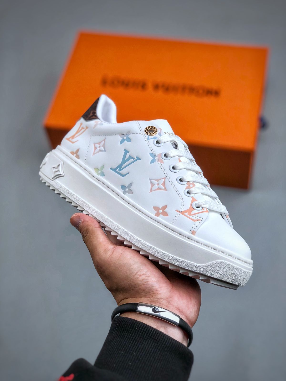 Louis Vuitton ロートップスニーカー、ホワイトパターン、ブラウンテール、LVフラワーホローロゴアッパー