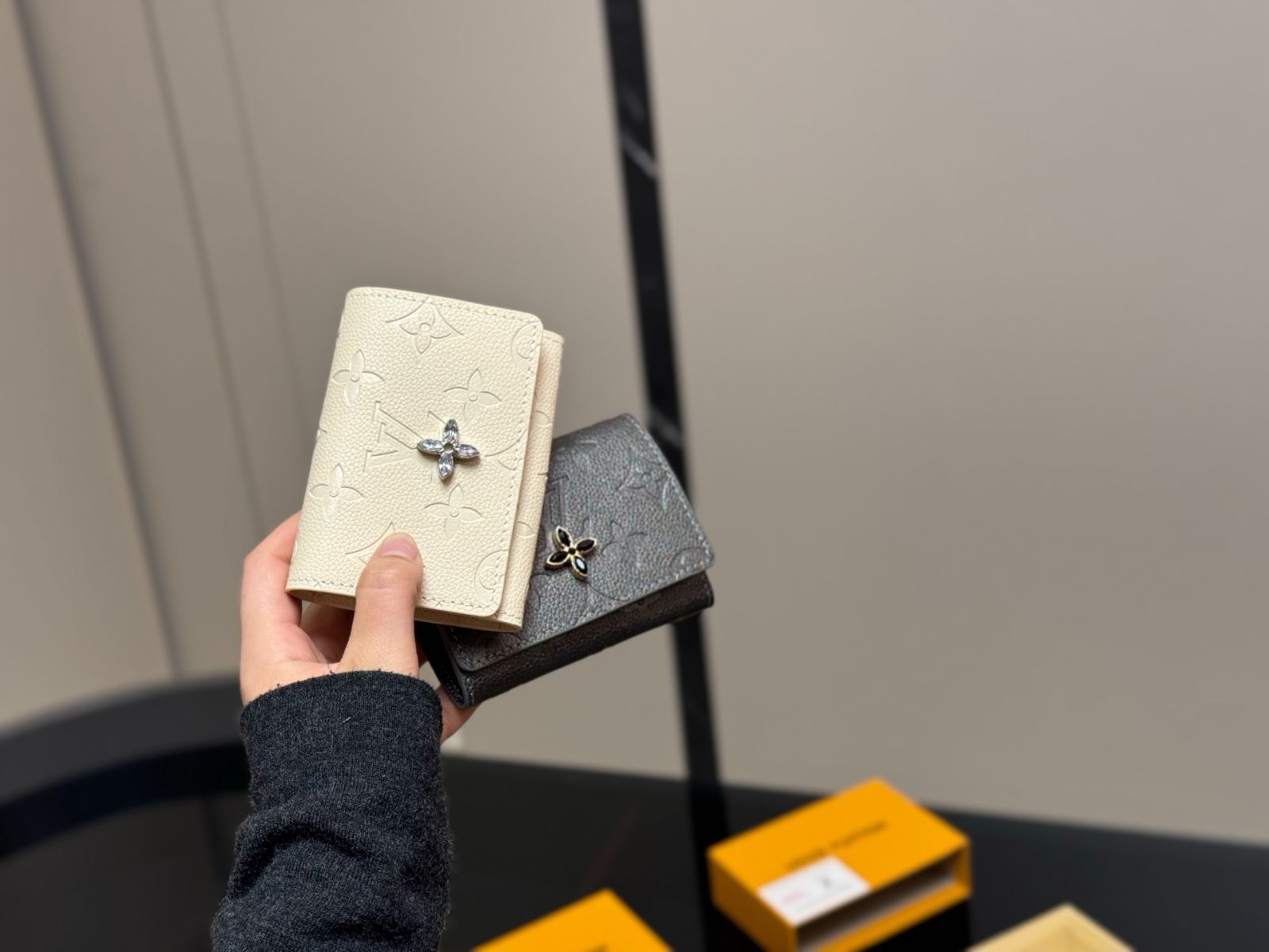 【今日特価】Louis Vuitton New Cowhide Wallet in Off - white / Gray・ルイ・ヴィトン 新款牛皮 ?昔白 / 灰色 ウォレット-WTO輸入3