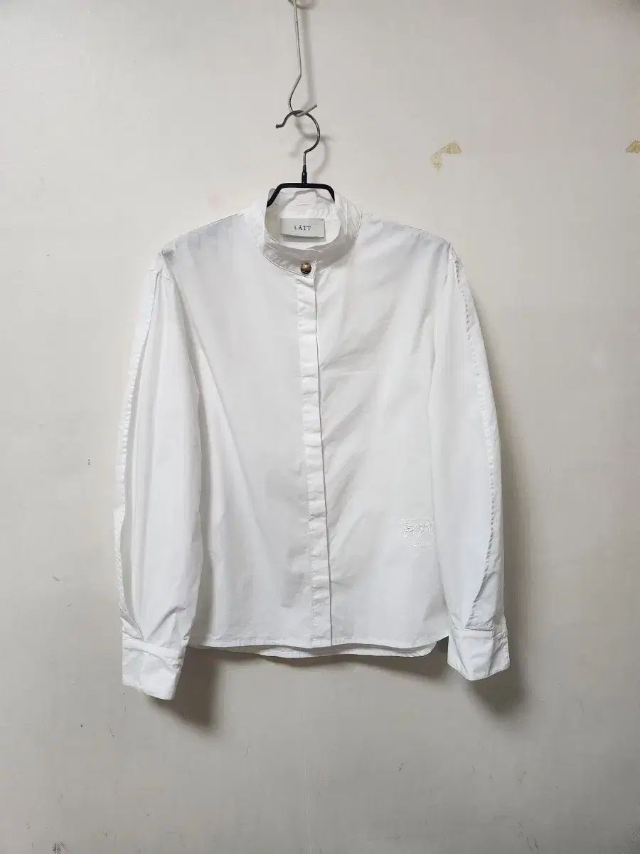 LATT 白 シャツ