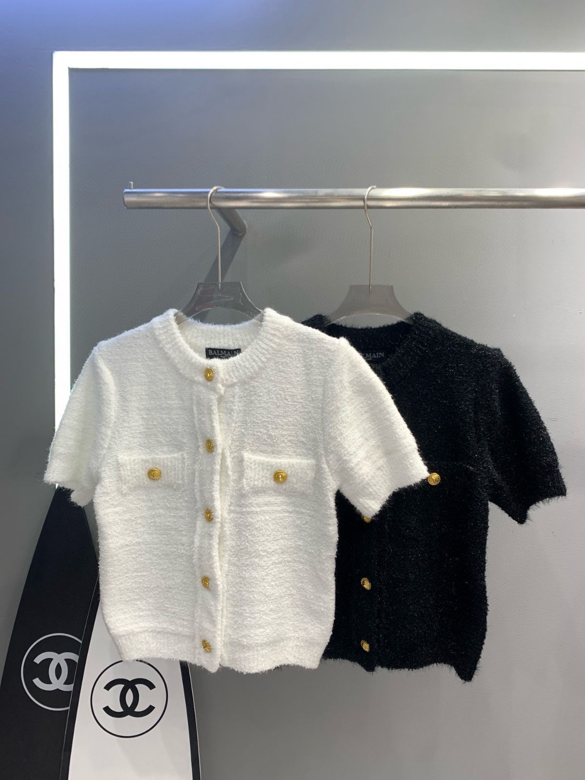 【本日限定特価】Balmain レディース カーディガン ゴールドボタン 丸襟 ホワイト/ブラック フリーサイズ [本日特価|新品未使用品]
