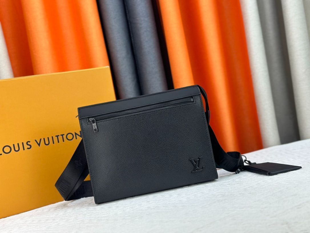 LVルイ・ヴィトン/男性用斜め掛けショルダーバッグ、バッグを手に持ち、革はスリムな構造を切り、金属文字を組み合わせた。肩ベルトの取り外し可能なハンガーはクリップとして使用でき、タッチフリーで支払いが簡単