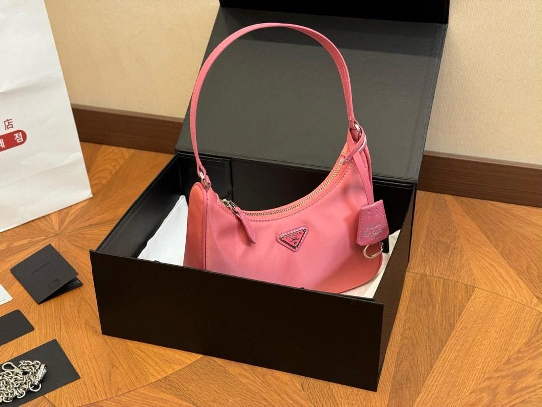PRADAプラダのとてもスタイリッシュな女性用ショルダーバッグ